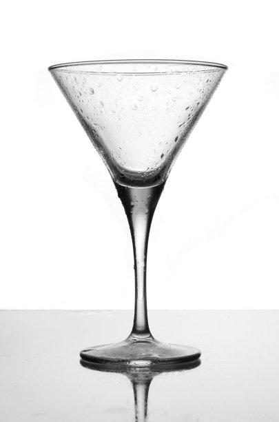 空的，洗过的马提尼酒杯图片下载