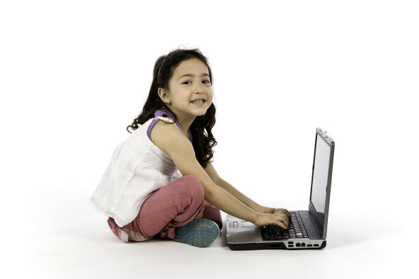 笔记本电脑上的可爱小女孩图片下载