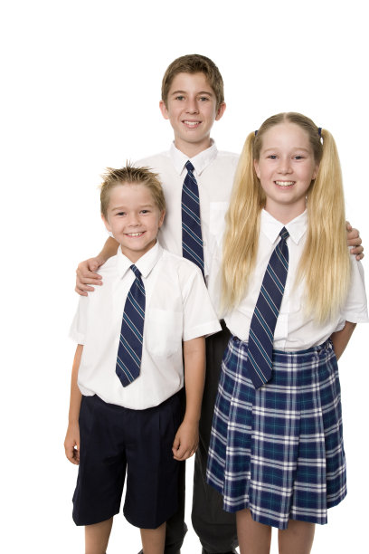 三个学校的孩子图片下载