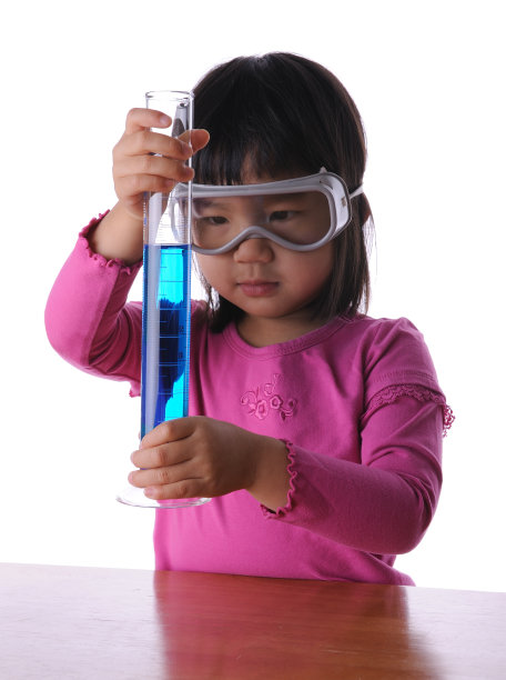 小女孩拿着带有化学品的刻度筒图片下载