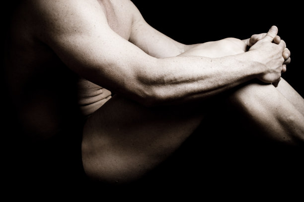 肌肉发达的男性健美者坐的位置图片下载