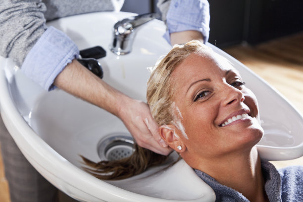 理发师为顾客洗头图片下载