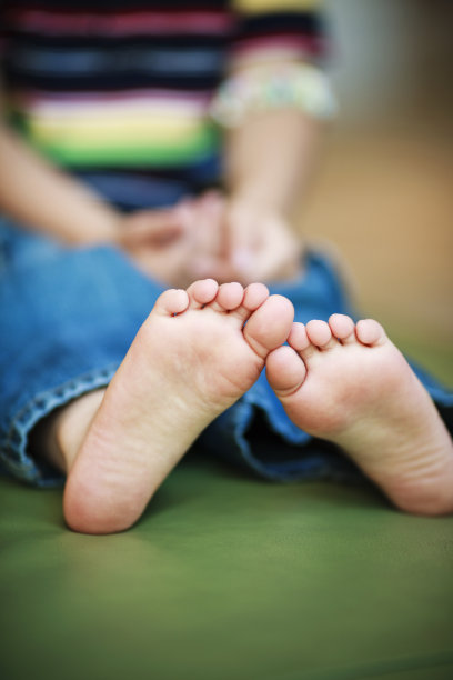 小男孩的脚图片下载