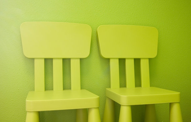 石灰绿的孩子们的椅子靠在石灰墙上图片下载