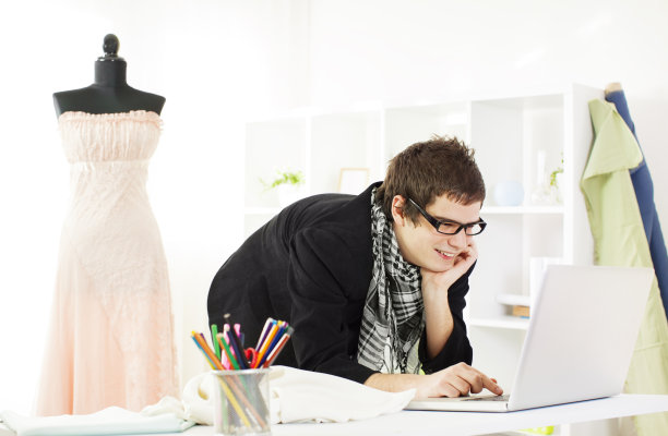 年轻男性时装设计师。图片下载