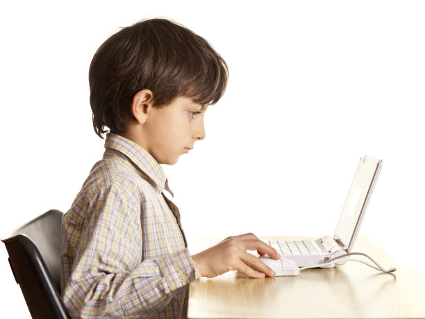 坐在笔记本电脑前的小男孩图片下载