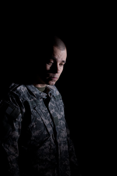 陷入绝望的士兵图片下载