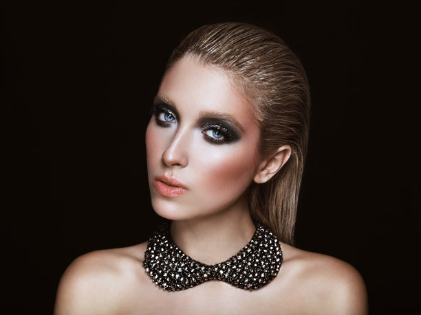 浓妆艳抹的漂亮女人图片下载