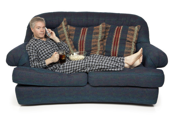 男人放松地讲电话图片下载