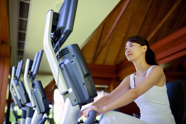 在健身房健身图片下载