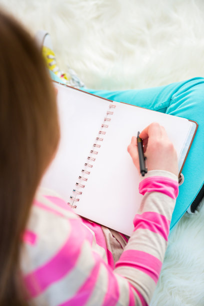 女孩在客厅写日记图片下载