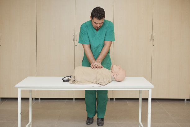 基本的生命支持训练和心肺复苏术假人心脏按摩图片下载