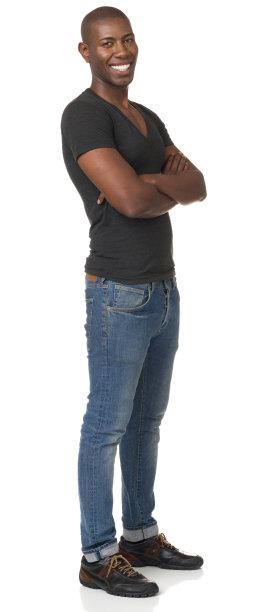 双臂交叉站着的快乐青年图片下载