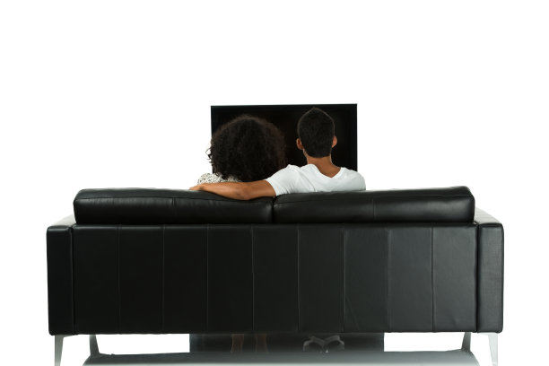 一对年轻夫妇看电视的后视图图片下载