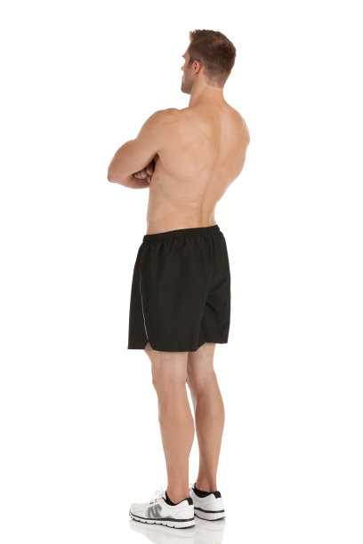 肌肉发达的男人双臂交叉站着图片下载