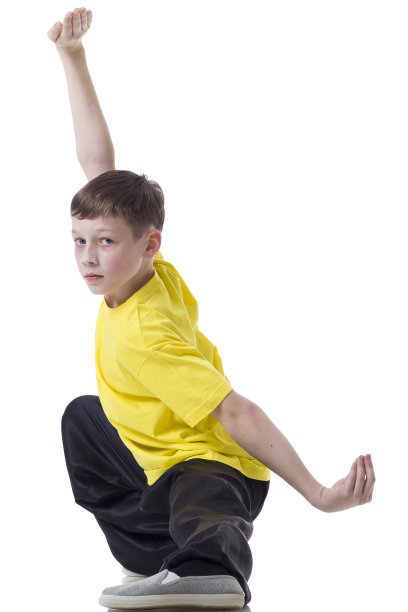 年轻的男孩在功夫的战斗位置图片下载