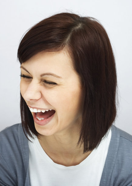 年轻女孩真诚地笑了图片下载