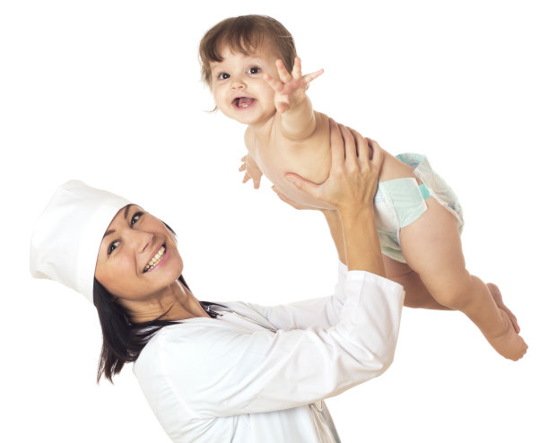 医生把婴儿举过头顶。图片下载
