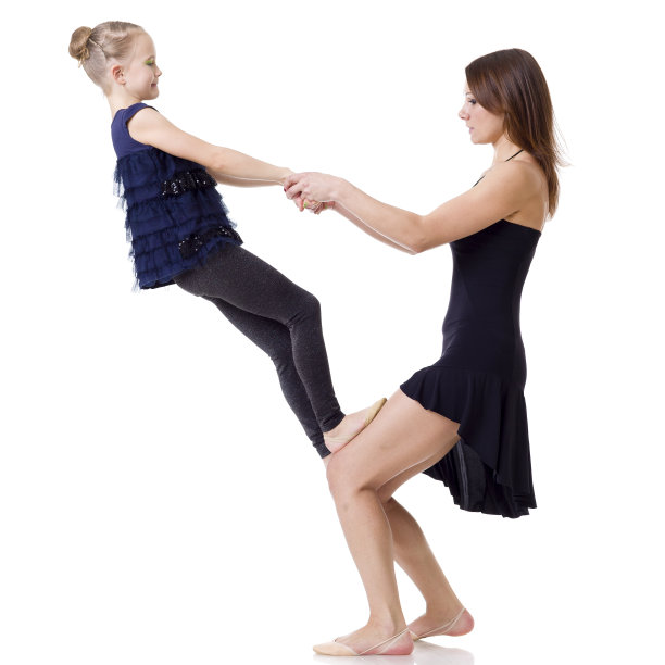 母亲和女儿在白色上锻炼图片下载