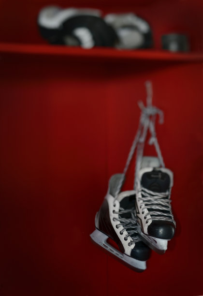 曲棍球冰鞋挂在更衣室里图片下载