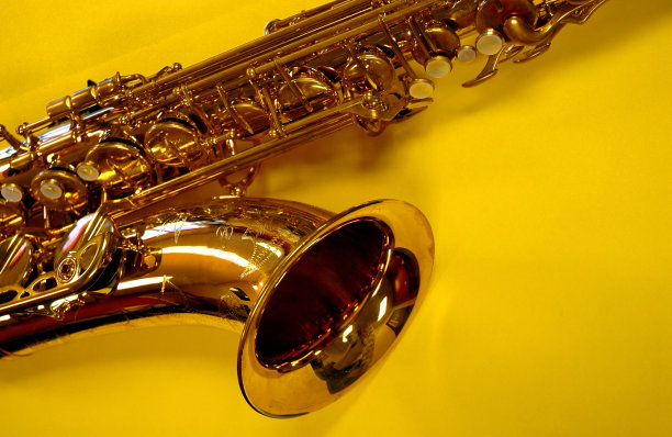 黄色中音萨克斯图片下载