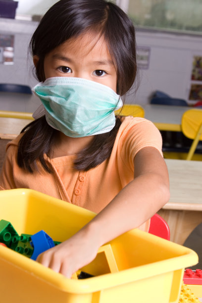 在幼儿园戴口罩的女孩素材图片