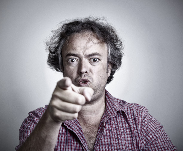 男人对着相机图片下载