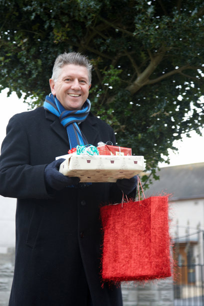 带着圣诞礼物的成熟男人图片下载
