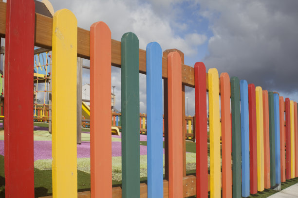 五彩缤纷的木栅栏图片下载