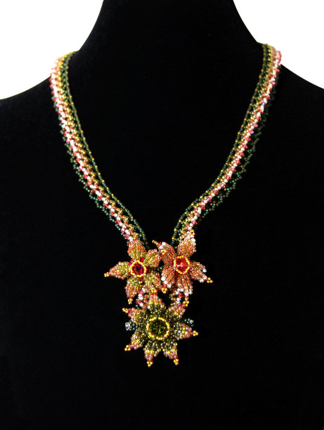 黑色天鹅绒上的彩色项链图片下载