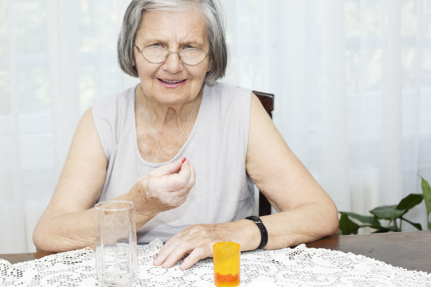 老年妇女服用避孕药图片下载
