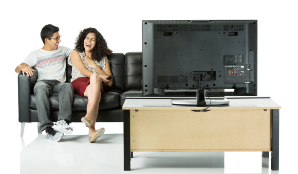 快乐的年轻夫妇看电视图片下载