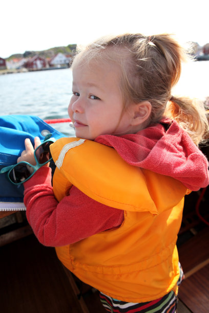 船的女孩图片下载