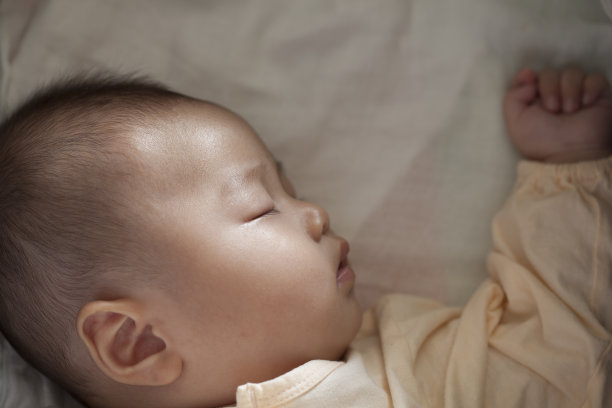 宝贝睡得很香，夜光照在脸上图片下载