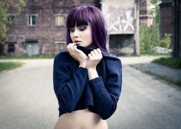 一头紫色头发的年轻女孩图片下载