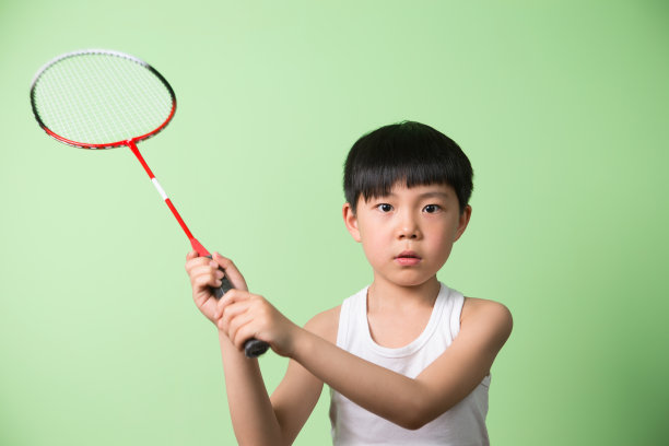 小男孩在打羽毛球图片下载