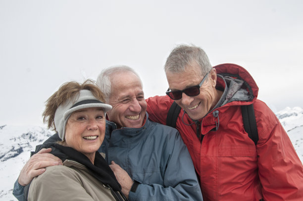 三个快乐的老年人有乐趣在冬季运动2图片下载