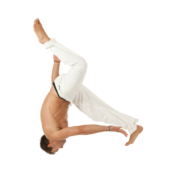 年轻人在练习卡波耶拉舞图片下载