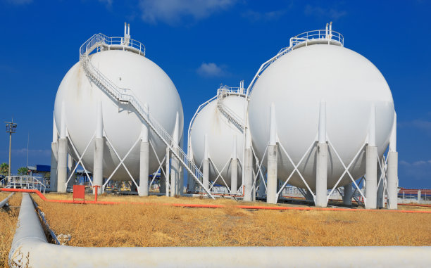 炼油厂储罐和管道图片下载