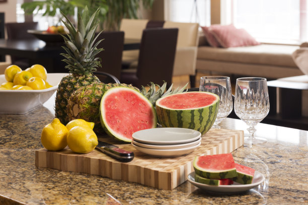 西瓜在砧板上。图片下载