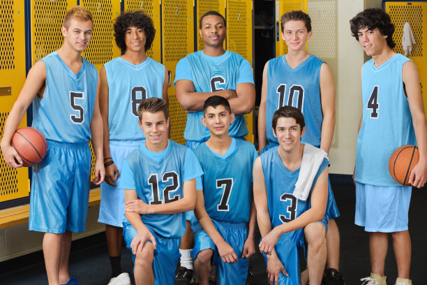 高中篮球队在更衣室合影图片下载