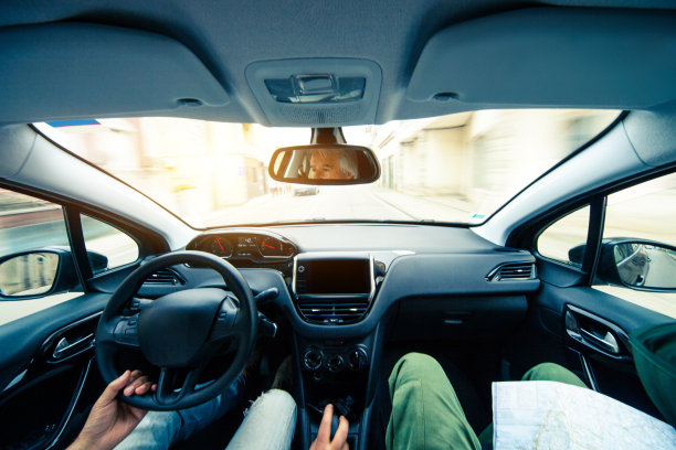 两个游客在城市的车流中开车图片下载