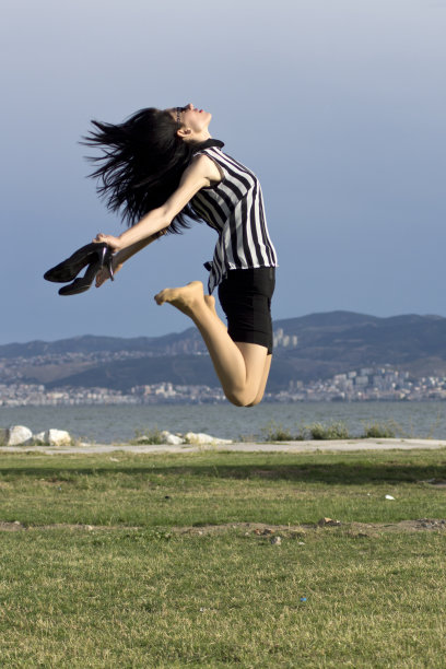 会飞的年轻漂亮的女商人图片下载