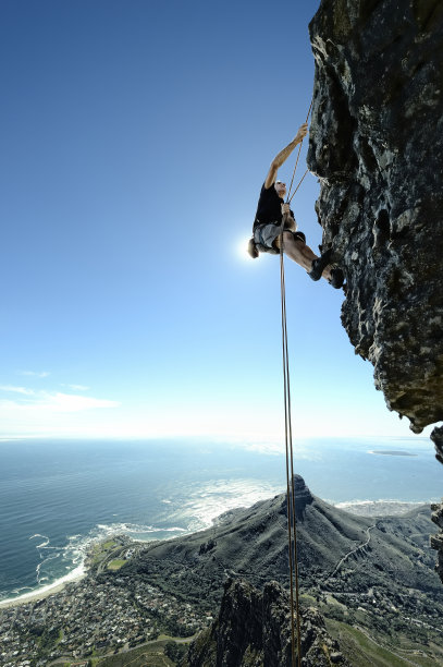 攀岩者攀登陡峭的岩壁图片下载