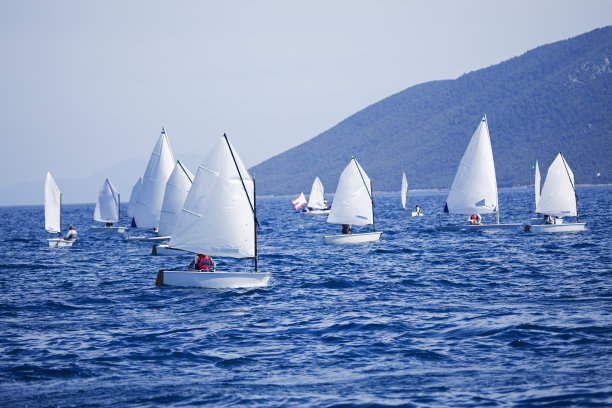 女孩航行小船图片下载