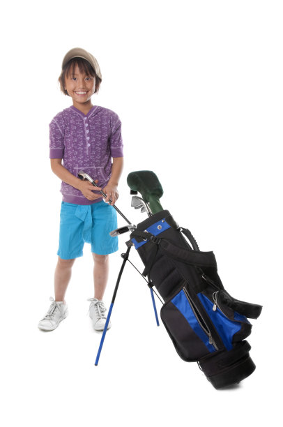 年轻的高尔夫球手把球棒从袋子里拿出来图片下载