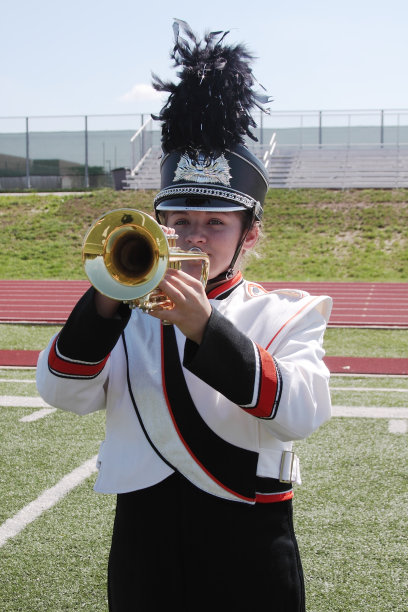 游行乐队的学生吹喇叭图片下载