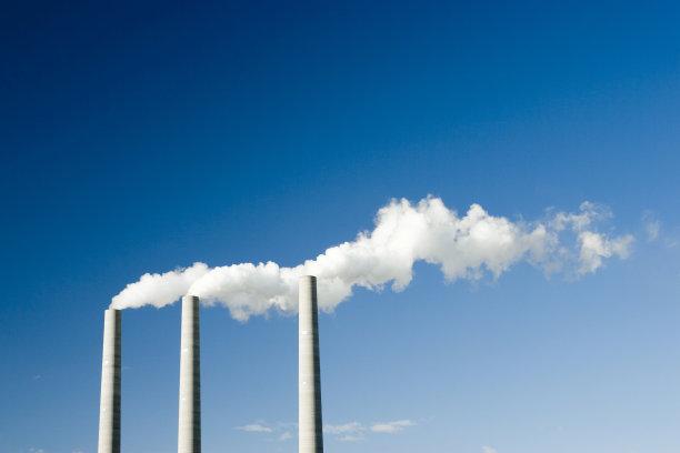 蓝天下烟囱的特写镜头图片下载