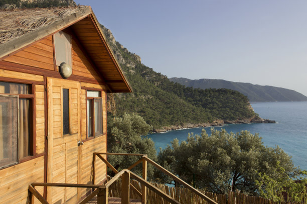 一个岛上的湖边小屋素材图片