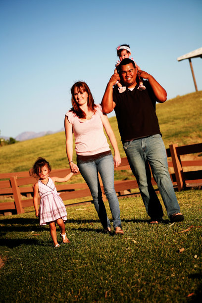 一家人散步图片下载